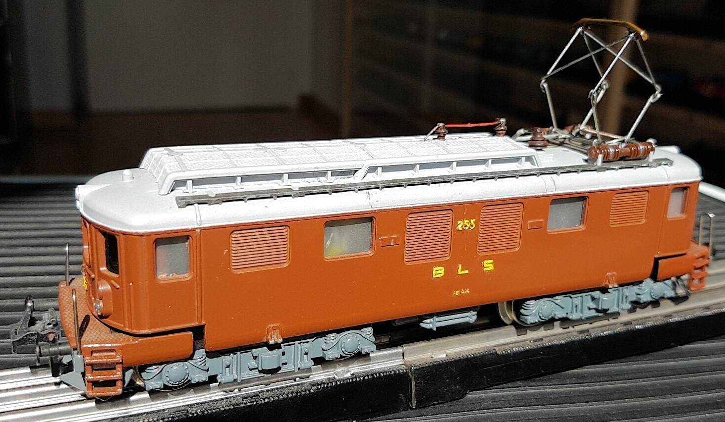 TRIX EXPRESS Handmuster der BLS-Lok mit einem Stromabnehmer